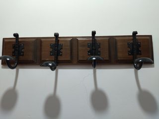 Perchero de madera y metal antiguo