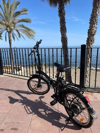 Bicicleta eléctrica plegable negra