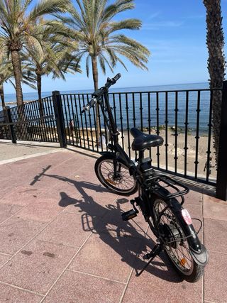 Bicicleta eléctrica plegable negra