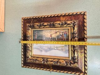 Coppia di quadri con cornice decorativa dorata 
