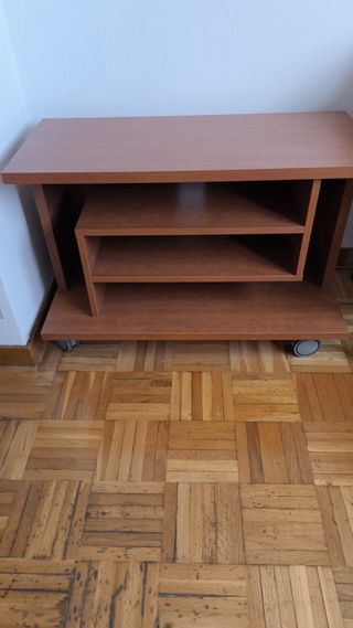 Mesa de TV de madera con ruedas