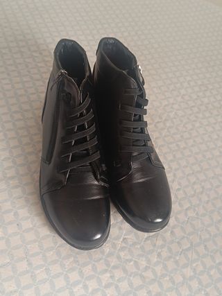 Botines negros con cordones