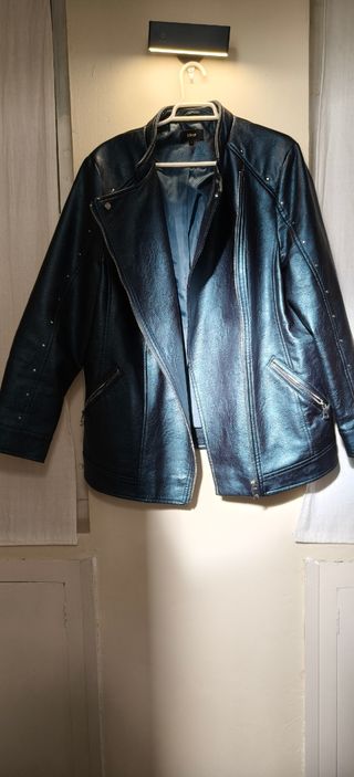 Chaqueta verde  diseño cuero 
