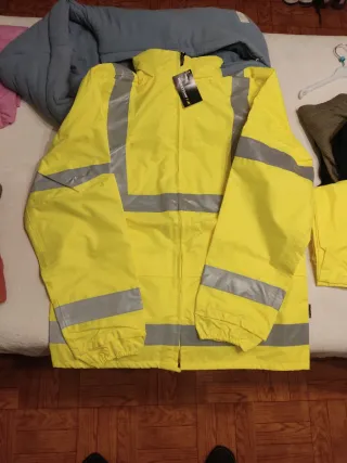 Traje de agua amarillo