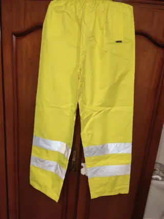 Traje de agua amarillo