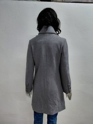 Abrigo gris con botones