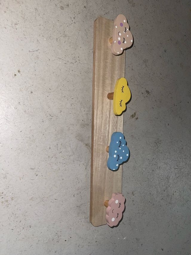 Perchero de madera con nubes decorativas