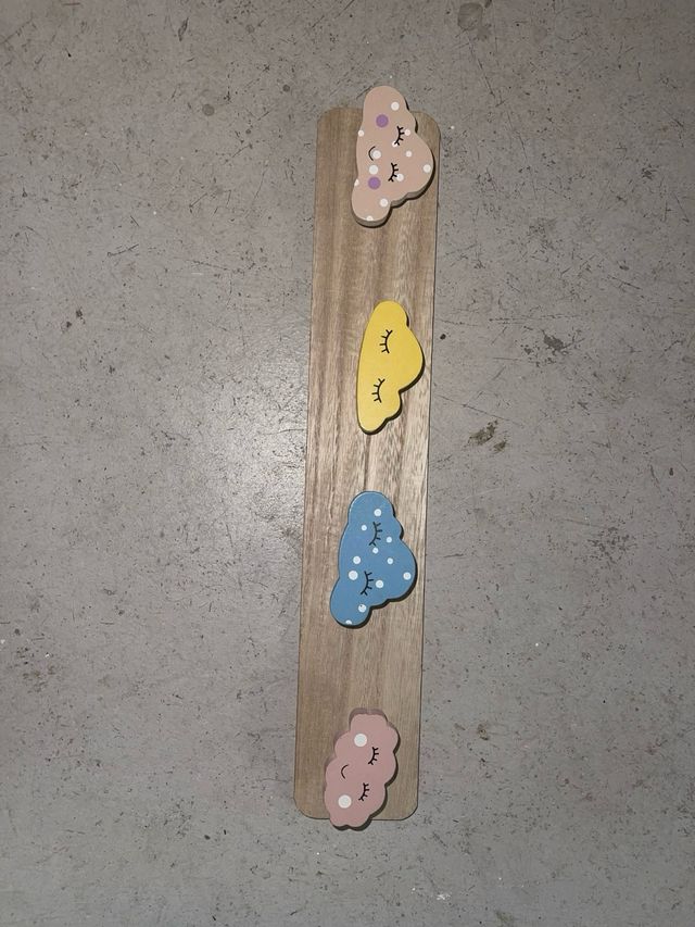 Perchero de madera con nubes decorativas