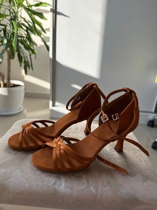 Zapatos de baile marrón de 5cm. A estrenar.