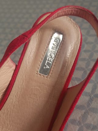 Zapatos de tacón rojos