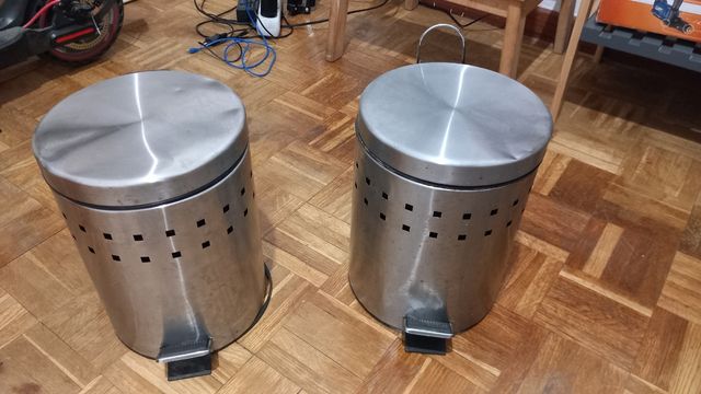 2 cubos de basura metálicos