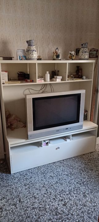 Mueble blanco madera con tv