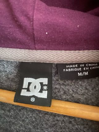 Sudadera DC Shoes gris y morada rombos