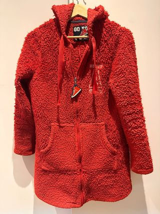 Chaqueta polar roja con capucha