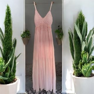Vestido largo rosa con bordado