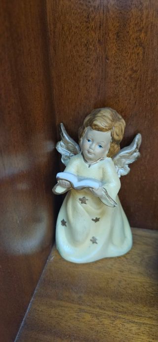 Figura de angelito de cerámica