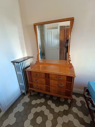 Cómoda de madera con espejo