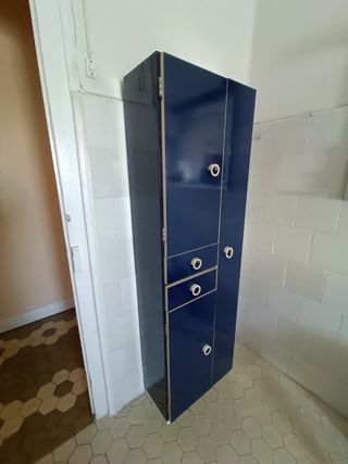 Mueble de baño azul y blanco