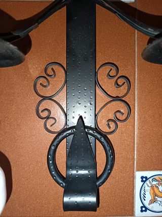 Lámpara de forja negra para pared