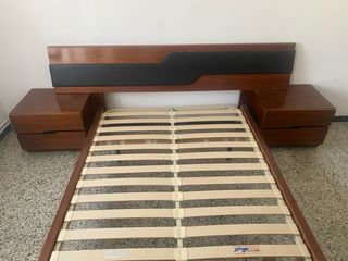 Cama de madera con dos mesitas de noch
