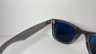 Gafas de sol Ray-Ban gris con cristales azulados 