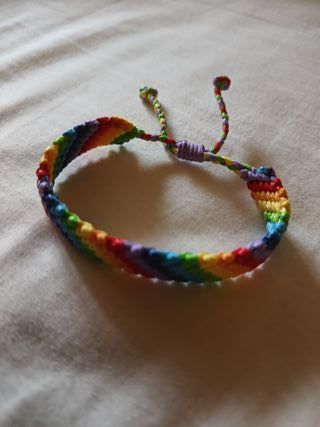 Pulsera macramé arcoíris