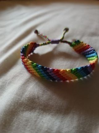 Pulsera macramé arcoíris