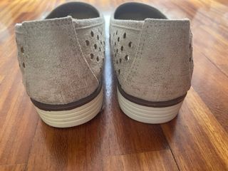 Zapatos planos beige y dorados mujer