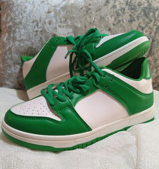 Deportivas verdes y blancas