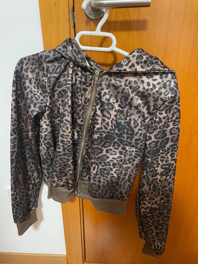 Sudadera corta con estampado de leopardo