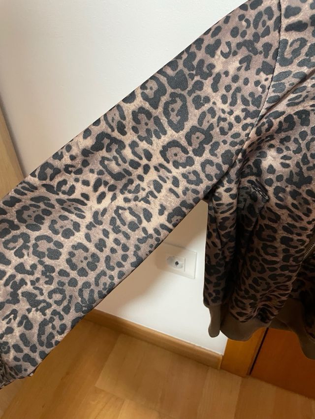 Sudadera corta con estampado de leopardo
