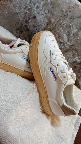 Deportivas blancas y marrones