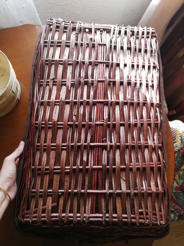 Cestas de exposición de madera y mimbre