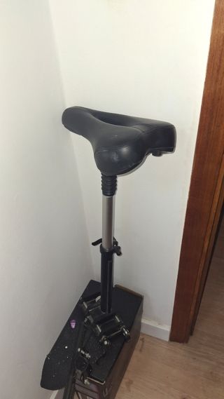 Asiento para patinete y manillar extra para niños.