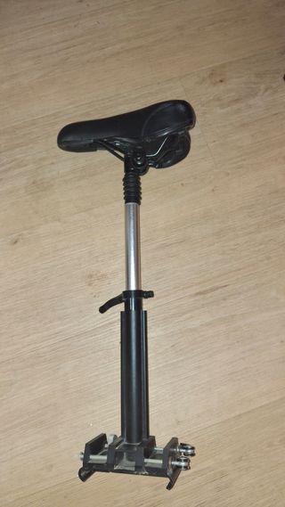 Asiento para patinete y manillar extra para niños.