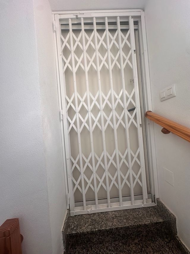 Reja extensible blanca de puerta