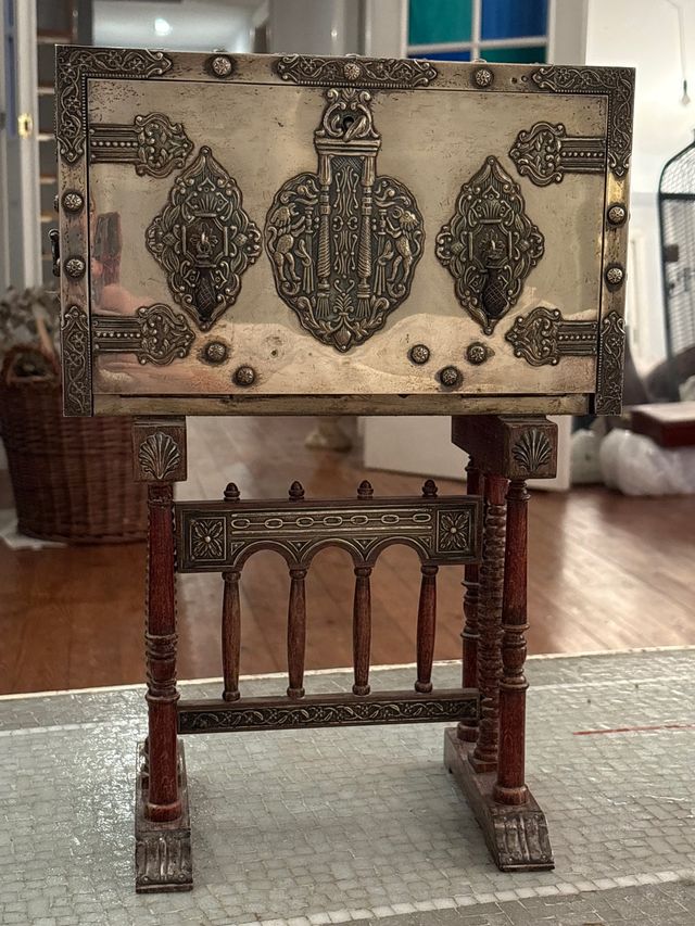 Bargueño de plata antiguo.