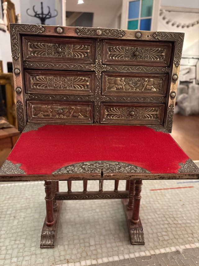 Bargueño de plata antiguo.