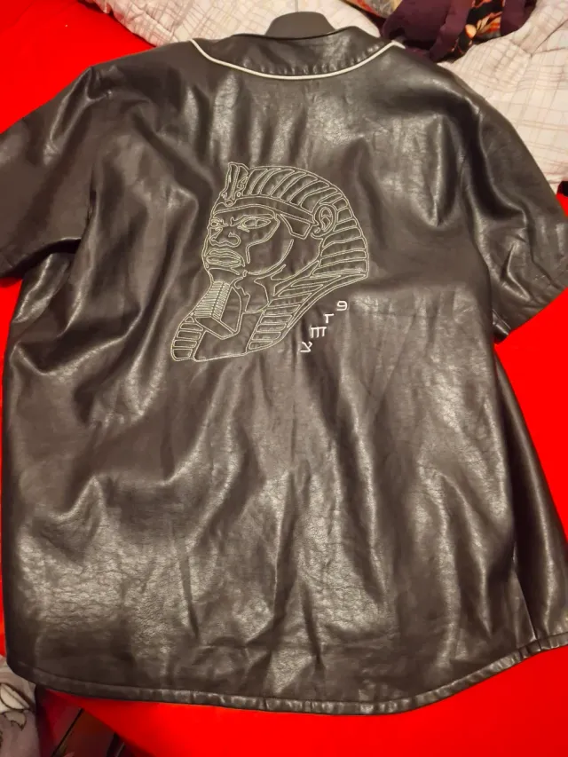 T-shirt da baseball nera con design