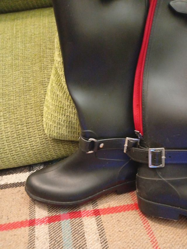 Botas de agua negras con hebilla