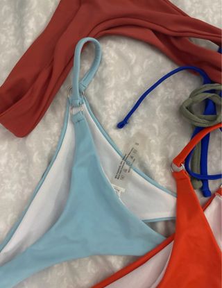 tangas de bikinis: azul, verde, naranja, celeste