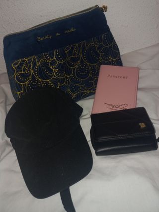 Pack: Bolso, Gorra, Cartera y Porta pasaporte