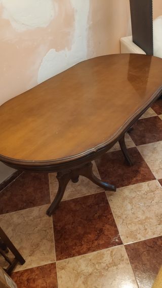 Mesa de salón de madera