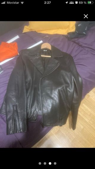 Cazadora de cuero negra cruzada