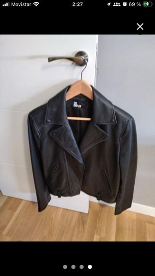 Cazadora de cuero negra cruzada