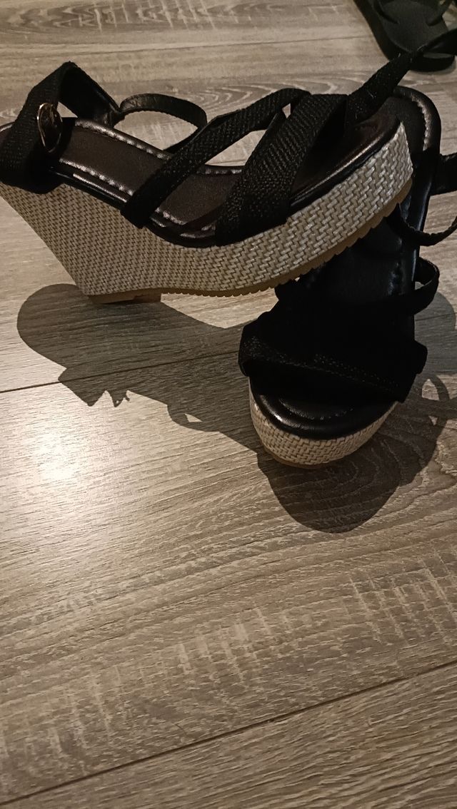 Sandalia cuña negra