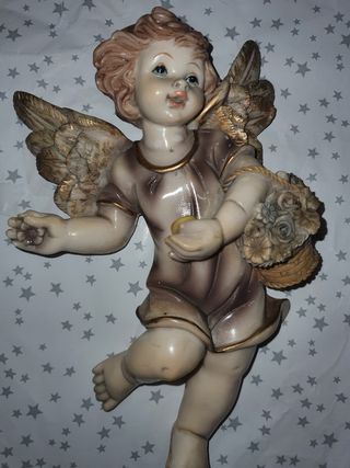 Angelito decorativo con cesta