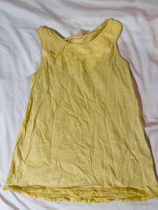 Camiseta amarilla sin mangas con bordado