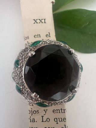 Anillo grande con piedra negra y detalles verdes