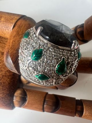 Anillo grande con piedra negra y detalles verdes